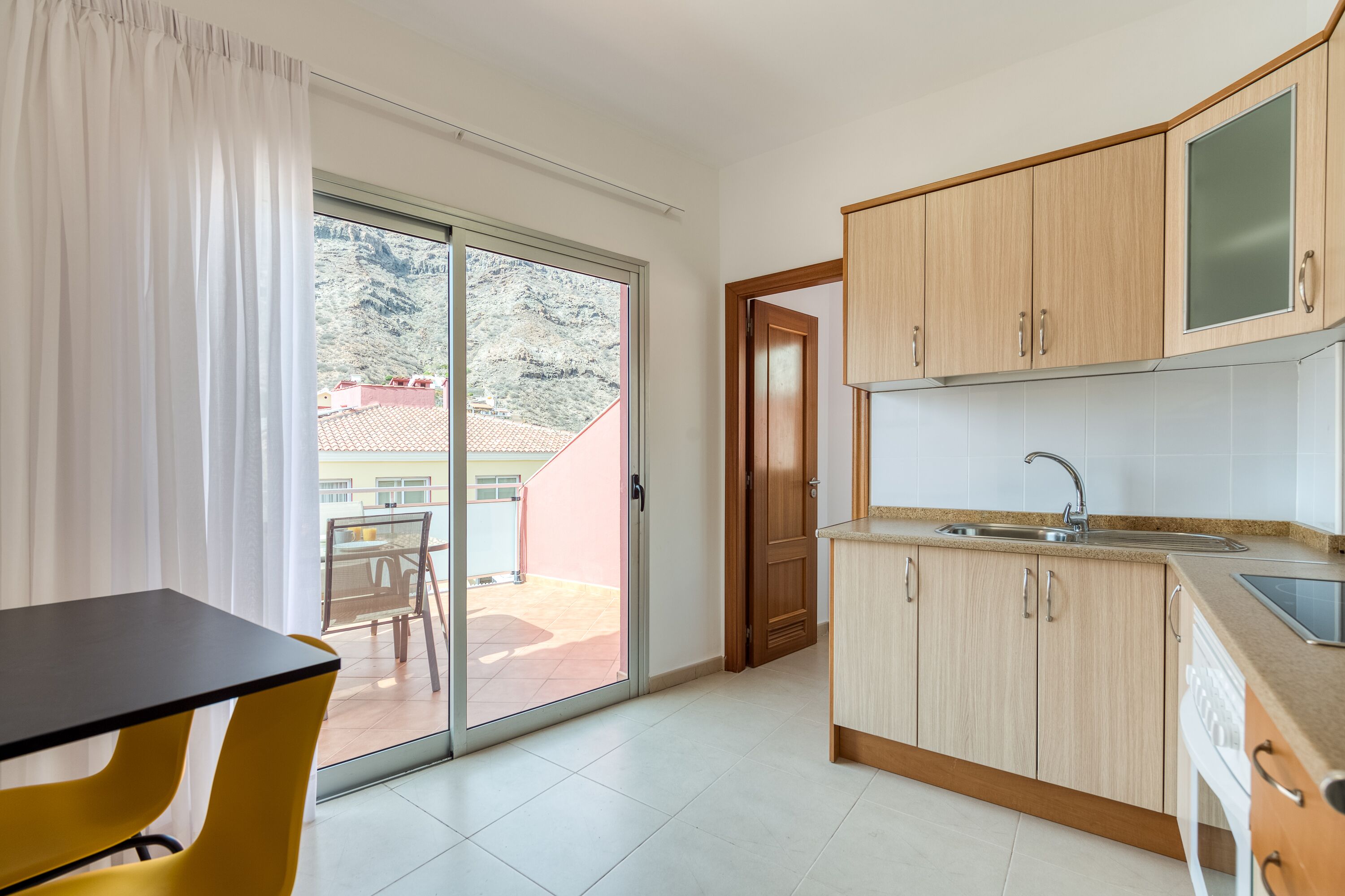 Grytor/köksredskap och matbord