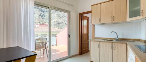 Cookware/dishes/utensils, dining tables