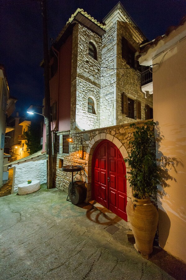 Façade de l’hébergement - soirée/nuit