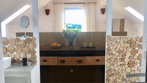 Suite, Balcony | Bathroom - Galerie, Tumulus de la Hogue (Fontenay-le-Marmion)
