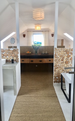 Suite, Balcony | Bathroom