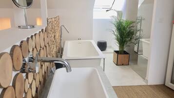 Suite, Balcony | Bathroom sink