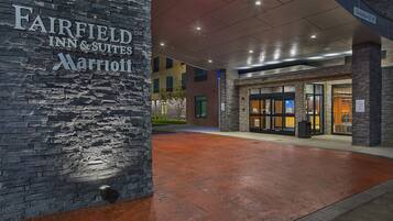 Fachada da propriedade à noite