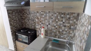 Chambre Double Économique | Coin cuisine privé | Réfrigérateur, plaque de cuisson, bouilloire électrique