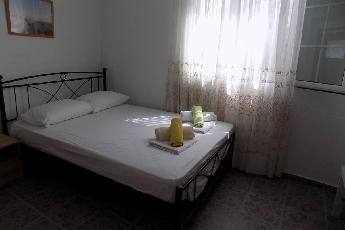 In-room safe, soundproofing, free WiFi, bed sheets