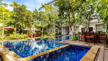 Außenpool, geöffnet von 07:00 Uhr bis 22:00 Uhr, Sonnenschirme