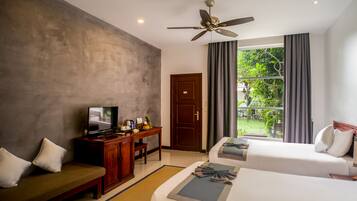 Deluxe-Zweibettzimmer, Mehrere Betten, Terrasse, Poolblick | 1 Schlafzimmer, hochwertige Bettwaren, Minibar, Zimmersafe