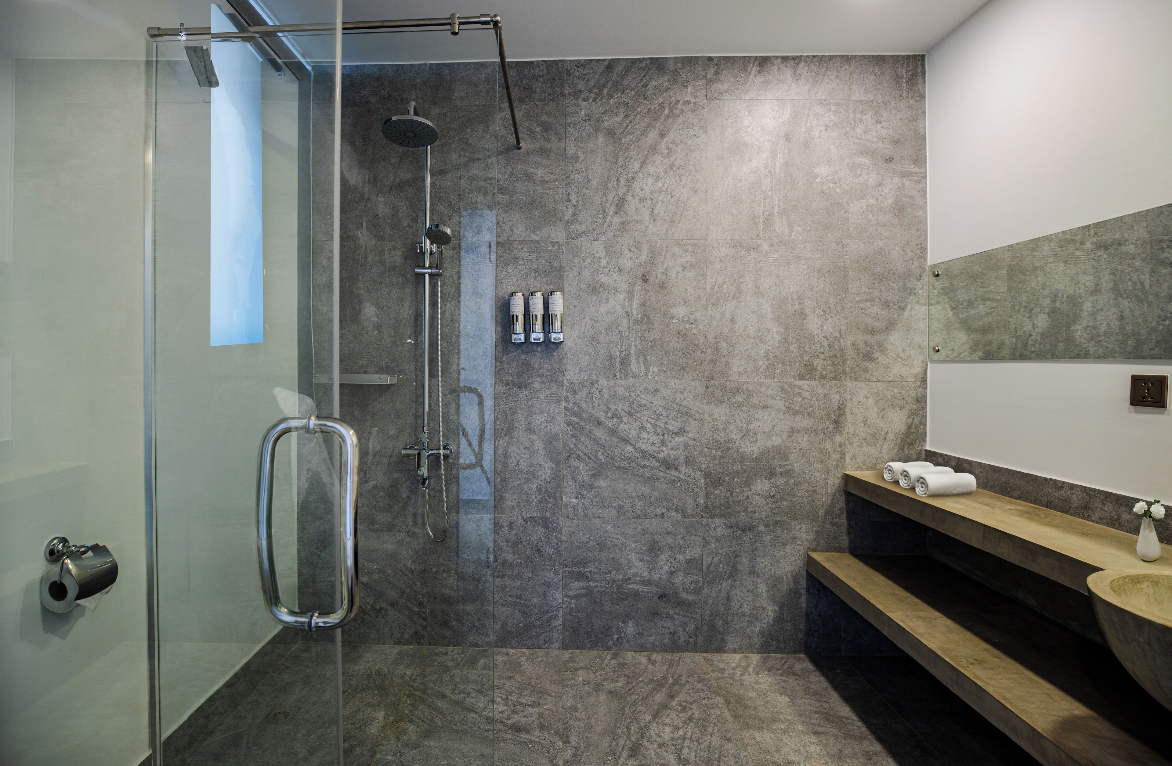Junior Suite with a Private Jacuzzi | Badezimmer | Dusche, Regendusche, kostenlose Toilettenartikel, Haartrockner