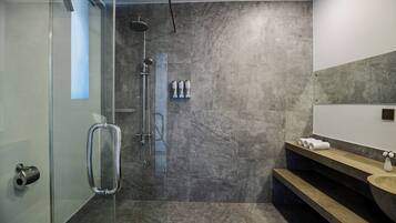 Junior Suite with a Private Jacuzzi | Badezimmer | Dusche, Regendusche, kostenlose Toilettenartikel, Haartrockner