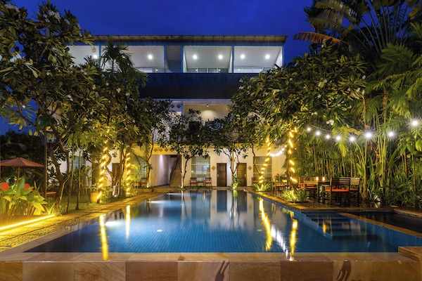 Facciata della struttura - sera/notte