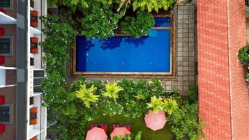 Außenpool, geöffnet von 07:00 Uhr bis 22:00 Uhr, Sonnenschirme