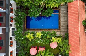 Piscina all'aperto, ombrelloni da piscina, lettini