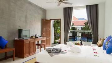 Signature-Doppelzimmer, 1 King-Bett, Terrasse, Poolblick