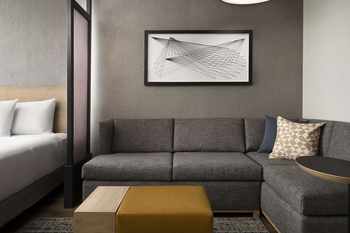 Premium bedding, in-room safe, desk, free WiFi