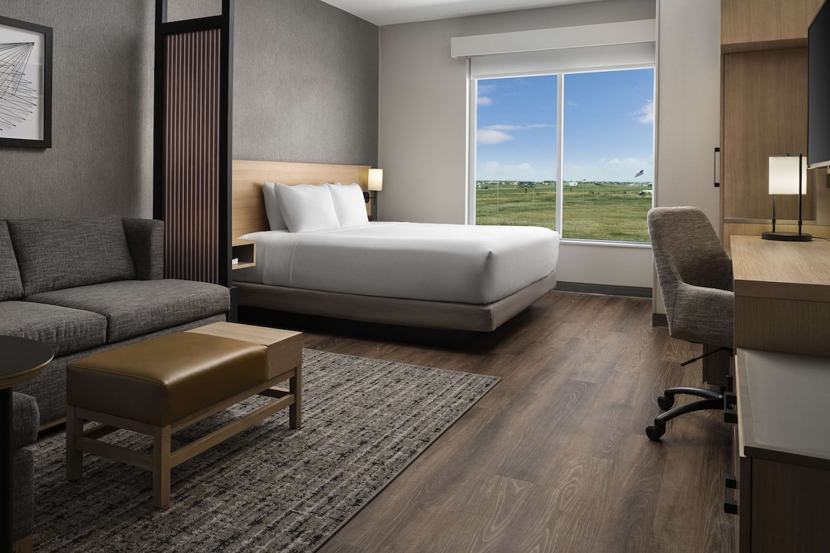 Premium bedding, in-room safe, desk, free WiFi
