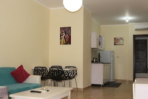 Hypo-allergenic bedding, down comforters, desk, blackout drapes - Florenza Khamsin (Hurghada)