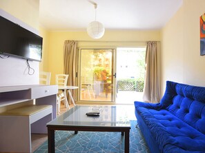 Deluxe-Studio, Terrasse, Poolblick | Allergikerbettwaren, Daunenbettdecken, Schreibtisch