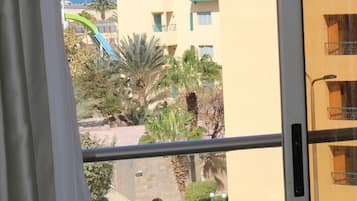 1 kamar tidur, seprai antialergi, selimut bulu angsa, dan meja kerja