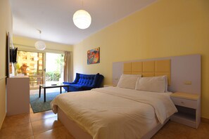 Deluxe-Studio, Terrasse, Poolblick | Allergikerbettwaren, Daunenbettdecken, Schreibtisch