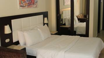 Studio Deluks, balkon, pemandangan kolam renang | 1 kamar tidur, seprai antialergi, selimut bulu angsa, dan meja kerja