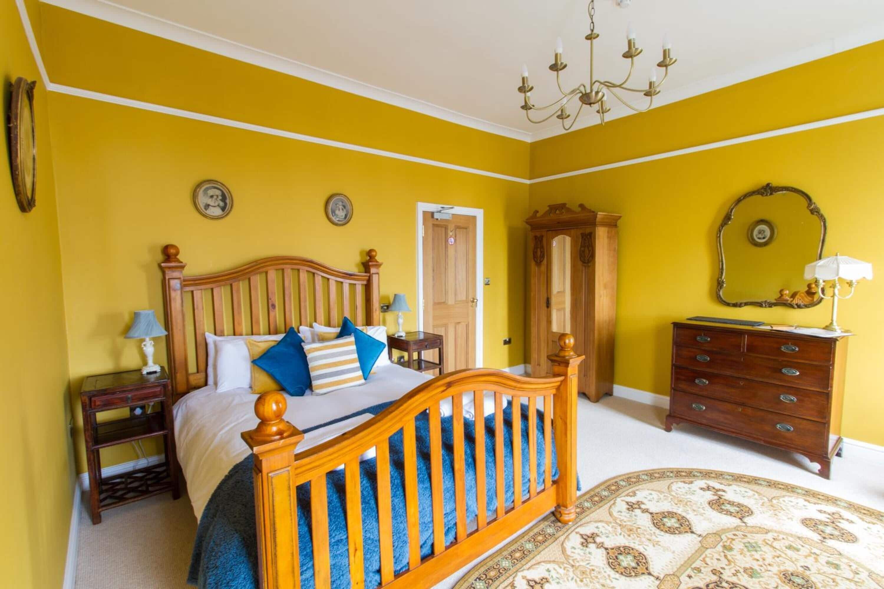 Superior Double Room | Allergitestet sengetøy, senger med overmadrass og individuelt dekorert