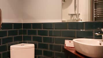 Twin Room | Bathroom | Shower, free toiletries, hair dryer, towels