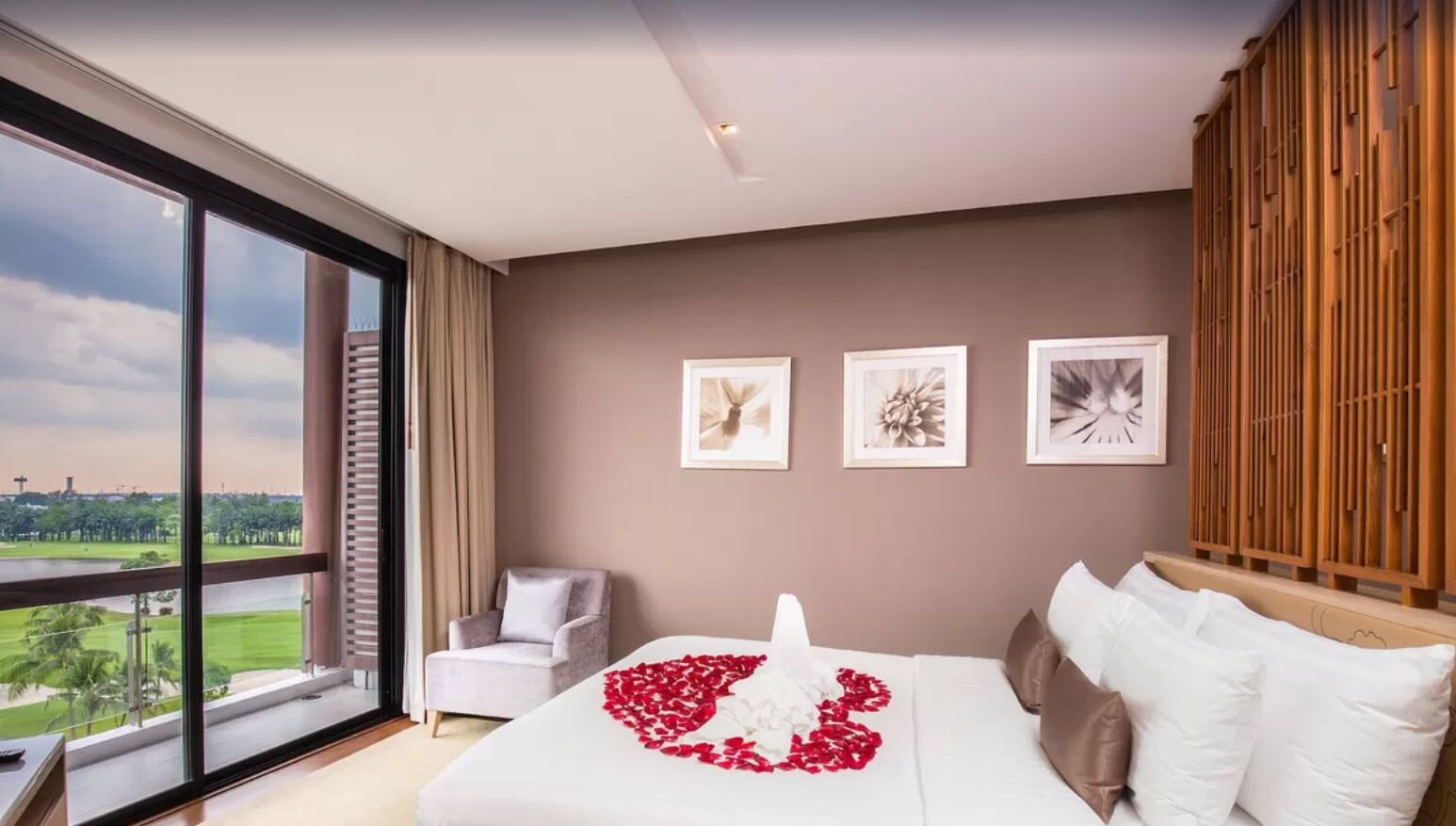 1 bedroom, iron/ironing board, free WiFi, alarm clocks