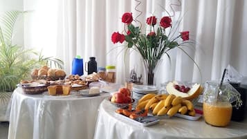 Café da manhã com buffet grátis todos os dias