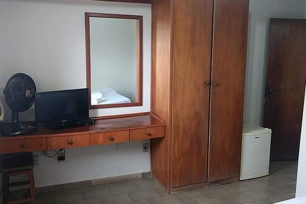 Minibar, una scrivania, ferro/asse da stiro, Wi-Fi gratuito