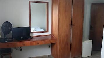 Frigobar, escrivaninha, ferros/tábuas de passar roupa, Wi-Fi de cortesia
