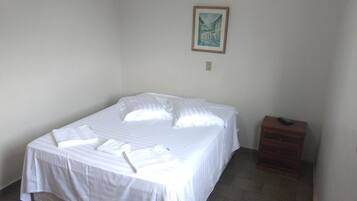 Frigobar, escrivaninha, ferros/tábuas de passar roupa, Wi-Fi de cortesia