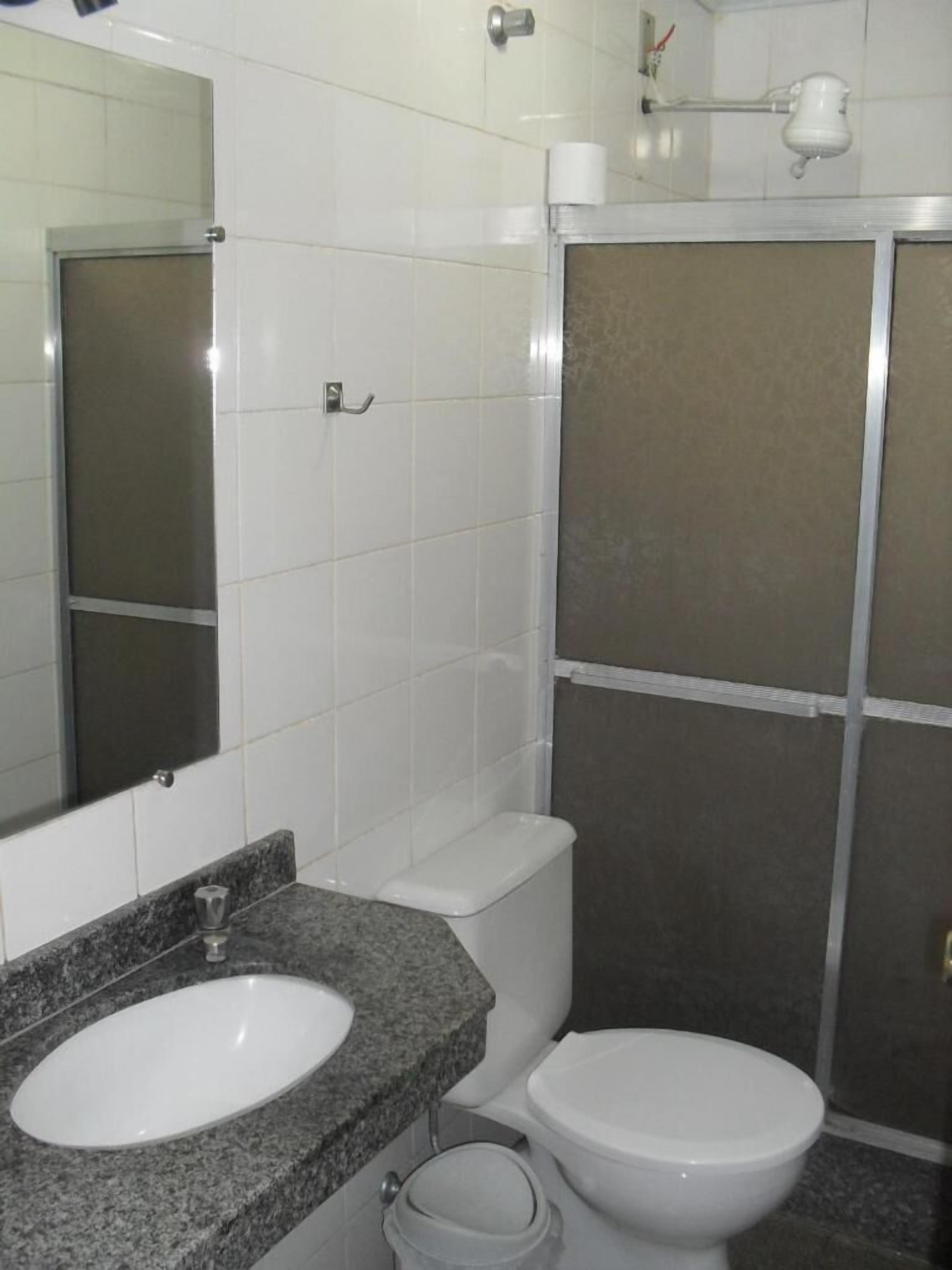 Chuveiro, toalhas de banho, sabonete 