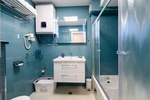 Baignoire et douche séparées, séchoir à cheveux, peignoirs