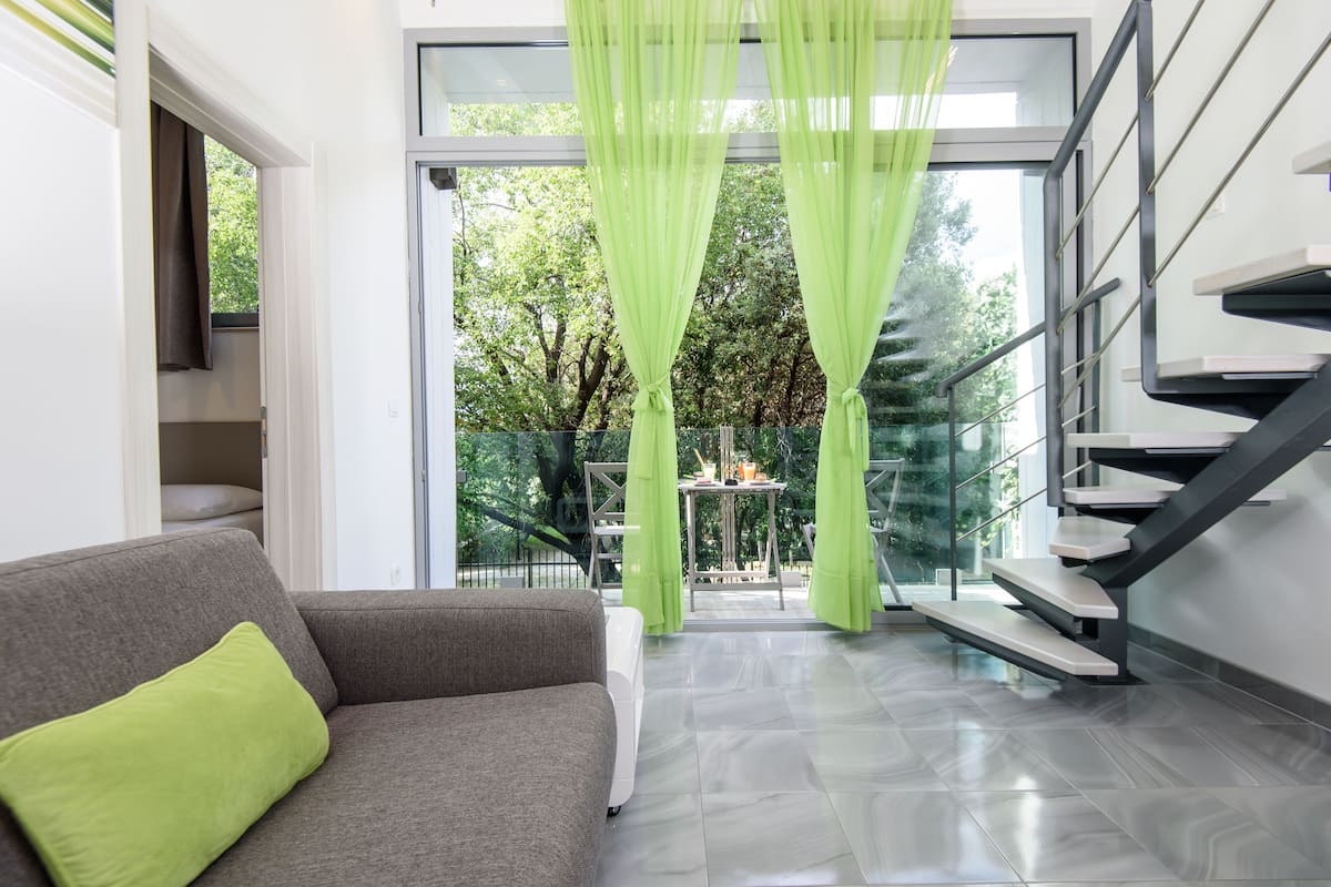 Dúplex, 2 habitaciones (Ap1) | Área de sala de estar | Televisión