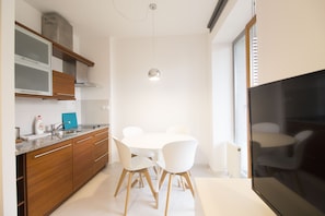 Suite studio Affaires | Cuisine privée | Réfrigérateur, surface de cuisson, vaisselle et ustensiles, congélateur