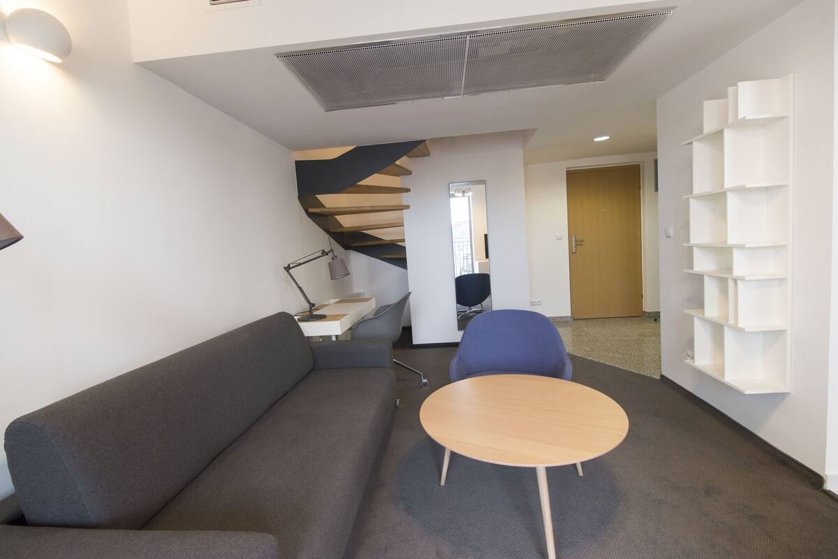 Elite Apartment | Premium bedding, desk, laptop workspace, iron/ironing board