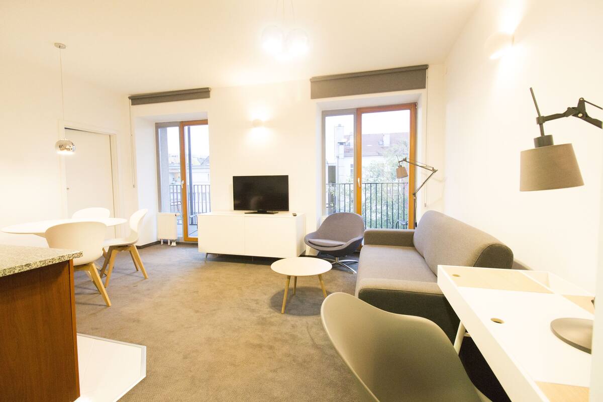 Business Apartment | Premium bedding, desk, laptop workspace, iron/ironing board