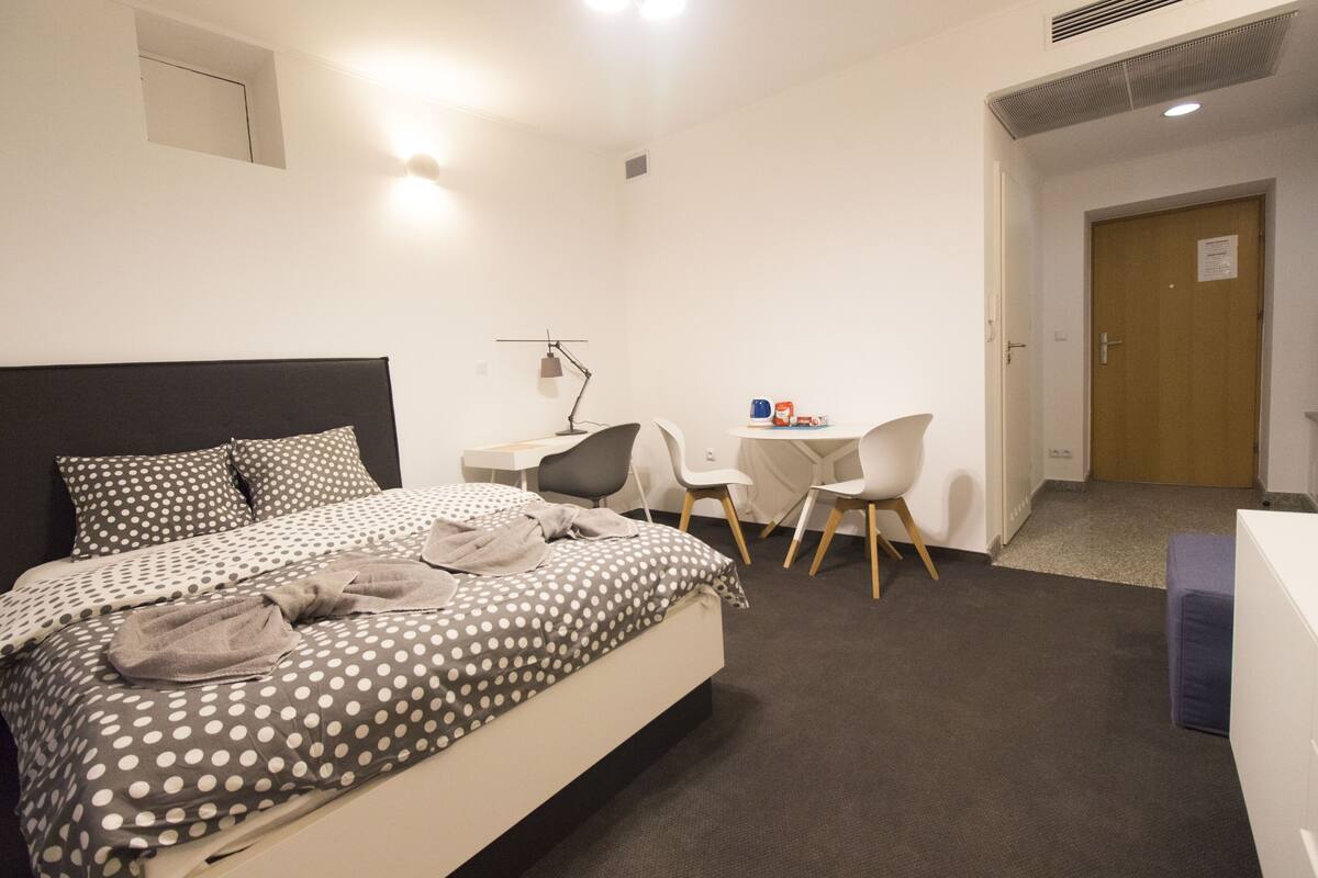 Business Double Room | Living area | 39-inch flat-screen TV with cable channels, TV