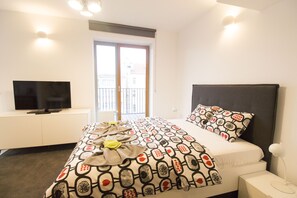 Premium bedding, desk, laptop workspace, iron/ironing board - Lucky Apartments  Wita Stwosza 15 (Wroclaw)