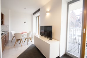 Appartement Élite | Aire de séjour | Téléviseur à écran plat de 39 po avec télévision par câble, téléviseur