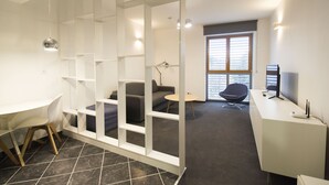 Apartamento City | Sala de estar | Televisión de pantalla plana de 39 pulgadas con canales por cable