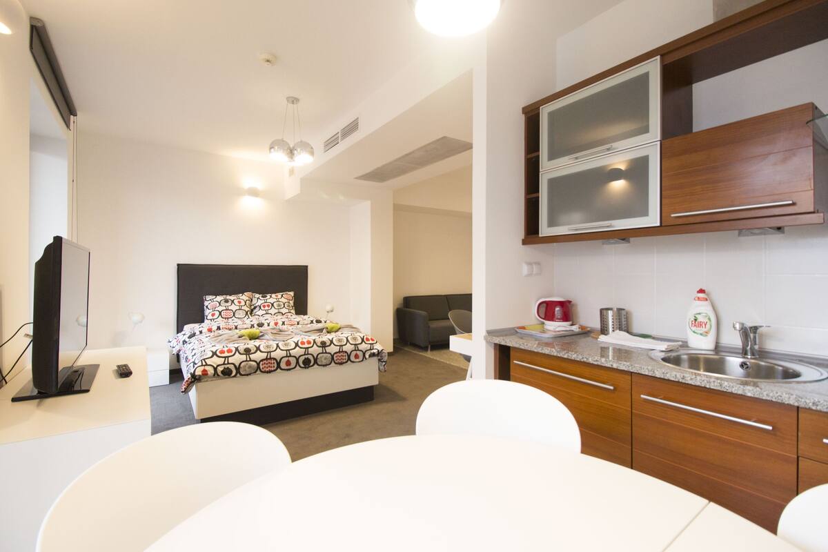Business Studio Suite | Premium bedding, desk, laptop workspace, iron/ironing board