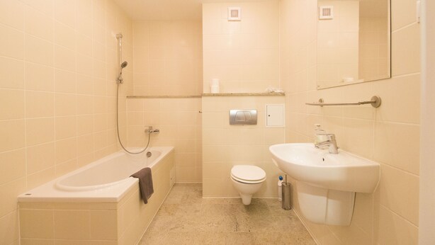 Apartamento empresarial | Banheiro | Secador de cabelo, toalhas de banho, sabonete, papel higiênico
