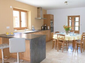 Refrigerador, microondas, horno, placa de cocina