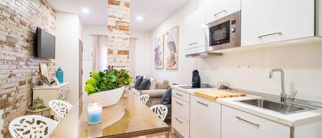 Køleskab, mikrobølgeovn, kogeplade, kaffe-/temaskine