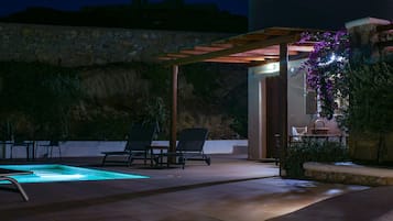 Voorkant accommodatie - avond/nacht