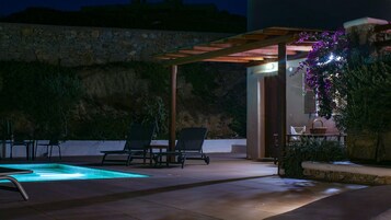 Fachada de la propiedad por la tarde o noche