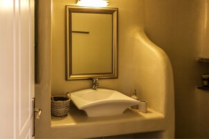 Villa, 2 habitaciones, piscina privada | Lavabo del cuarto de baño