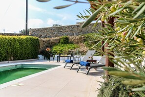 季节性开放的室外游泳池