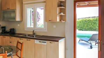 Villa, 2 slaapkamers, privézwembad | Privékeuken | Een koelkast, een oven, een kookplaat, een waterkoker